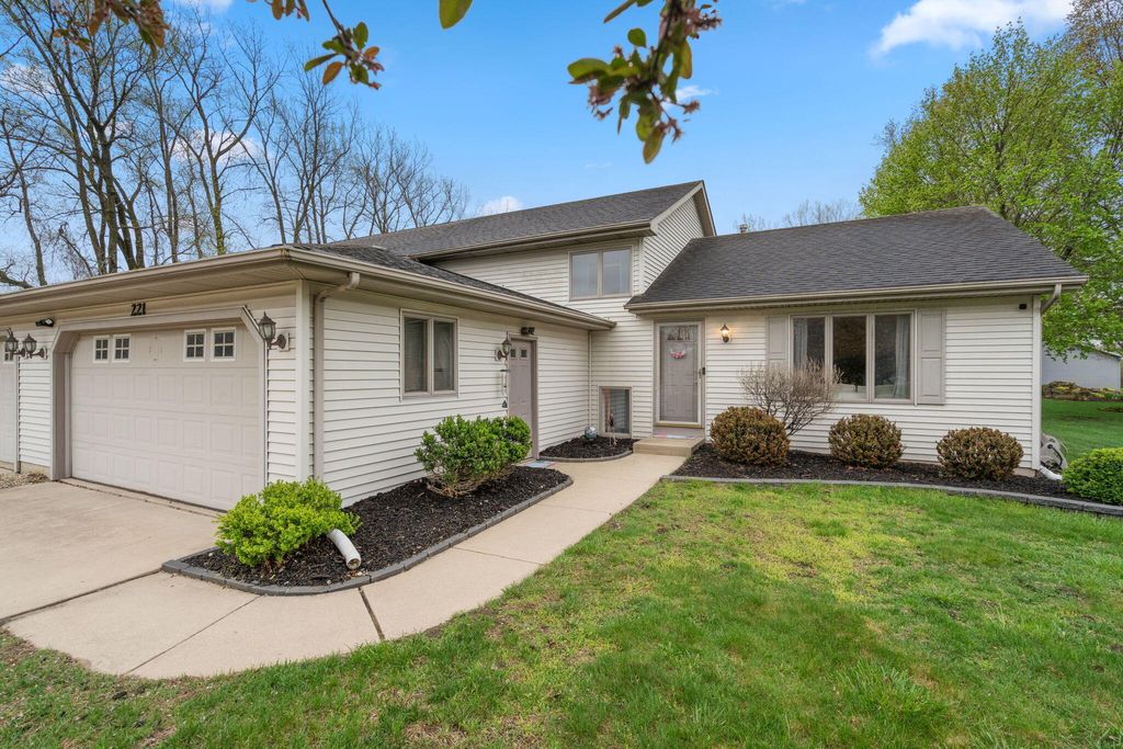 Photo of 221 Scherland Drive, Schererville, IN 46375 (MLS # 837534)