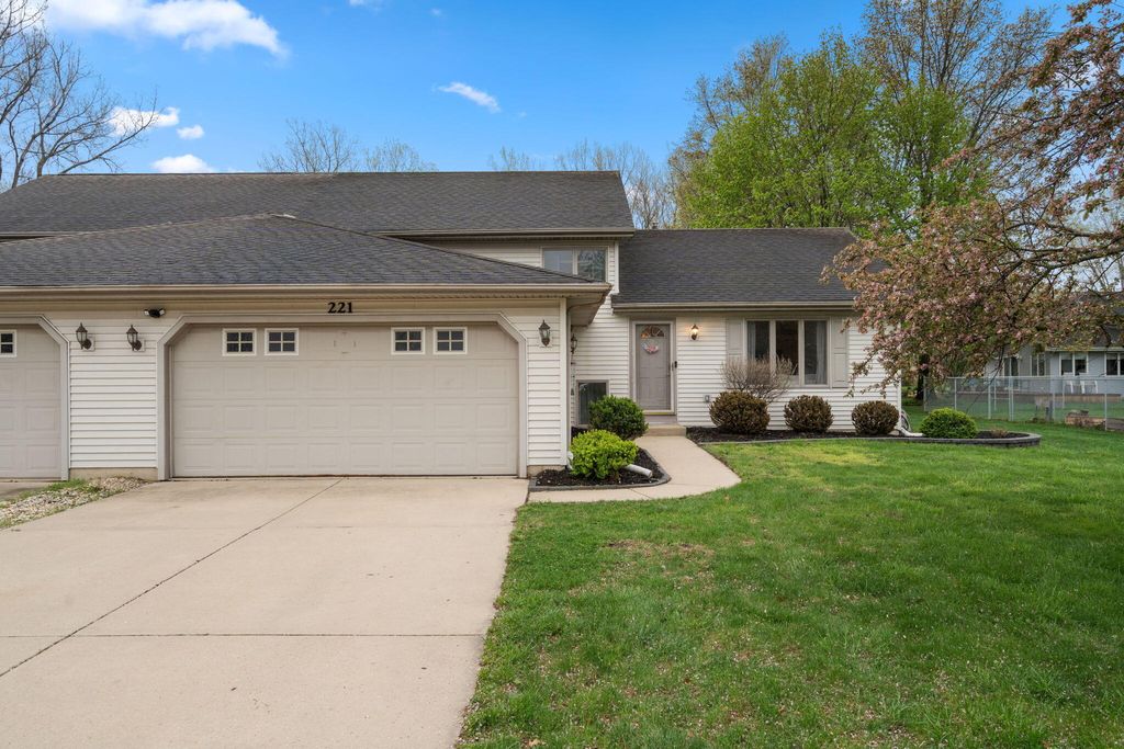 Photo of 221 Scherland Drive, Schererville, IN 46375 (MLS # 837534)