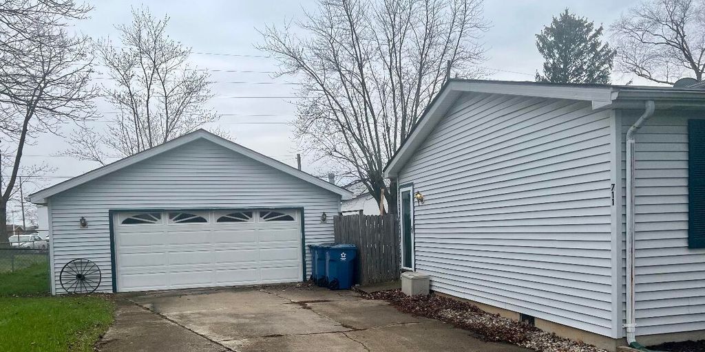 Photo of 711 Shawnee Court, Lowell, IN 46356 (MLS # 831729)