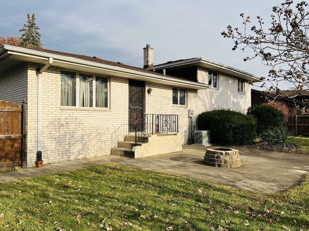 Photo of 1040 Azalea Drive, Munster, IN 46321 (MLS # 835185)