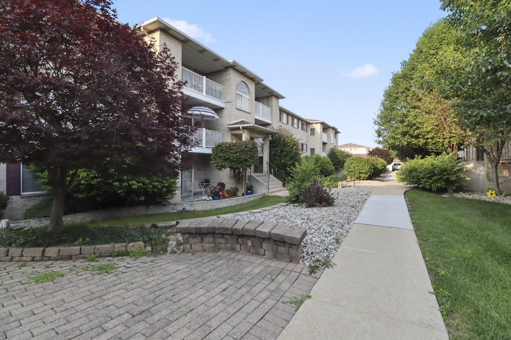 Photo of 2021 W 75th Place #25, Merrillville, IN 46410 (MLS # 842536)