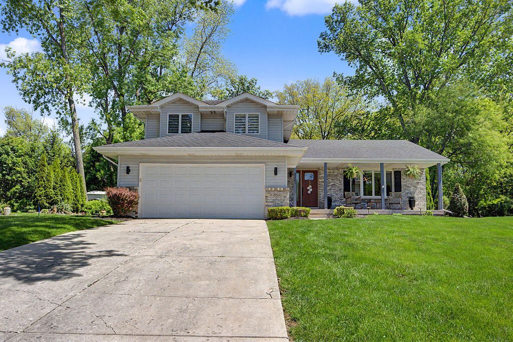 Photo of 8641 Fairway Drive, Saint John, IN 46373 (MLS # 838929)