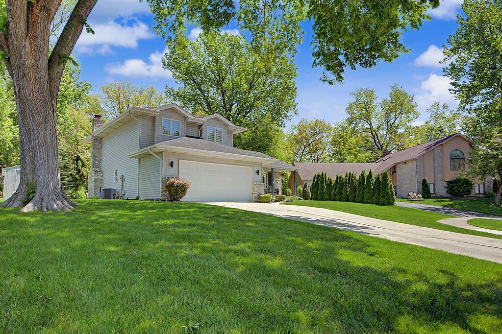 Photo of 8641 Fairway Drive, Saint John, IN 46373 (MLS # 838929)