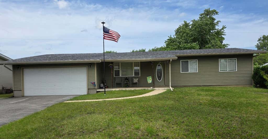 Photo of 415 Saginaw Drive, Valparaiso, IN 46385 (MLS # 841366)