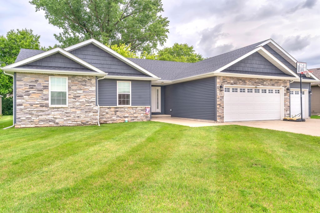 Photo of 610 19th Street SE, DeMotte, IN 46310 (MLS # 841249)