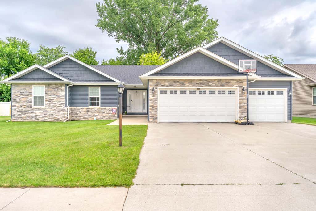 Photo of 610 19th Street SE, DeMotte, IN 46310 (MLS # 841249)