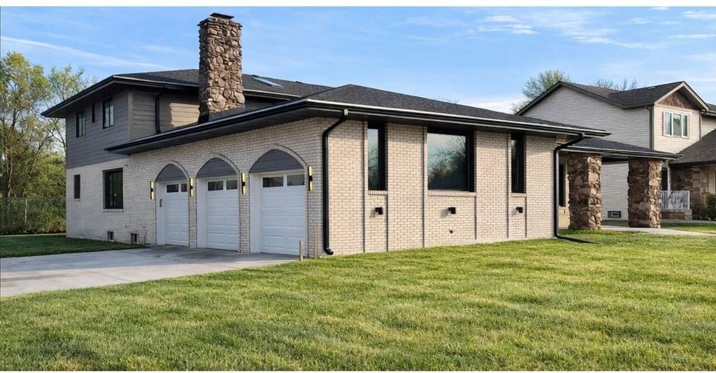 Photo of 10043 Twin Creek Boulevard, Munster, IN 46321 (MLS # 835034)