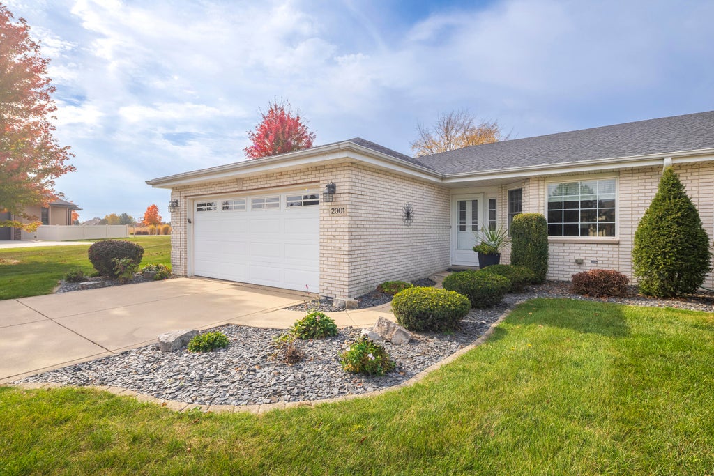 Photo of 2001 Silver Hawk Drive, Crown Point, IN 46307 (MLS # 847541)