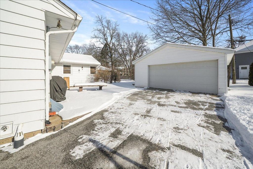 Photo of 1418 Del Vista Drive, Valparaiso, IN 46385 (MLS # 833350)