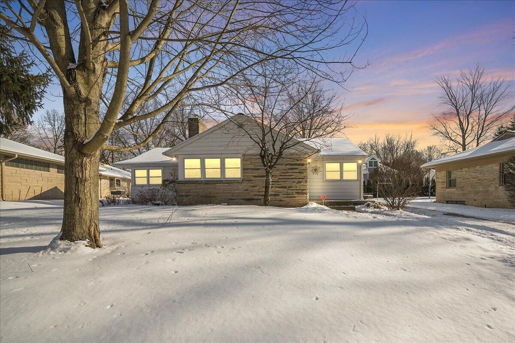 Photo of 1418 Del Vista Drive, Valparaiso, IN 46385 (MLS # 833350)