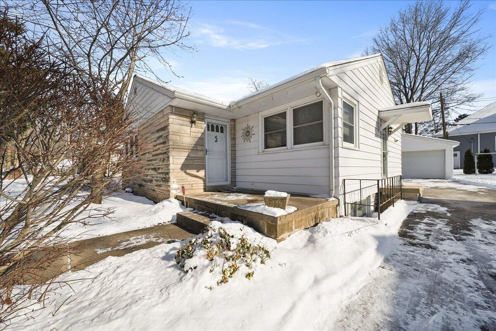 Photo of 1418 Del Vista Drive, Valparaiso, IN 46385 (MLS # 833350)