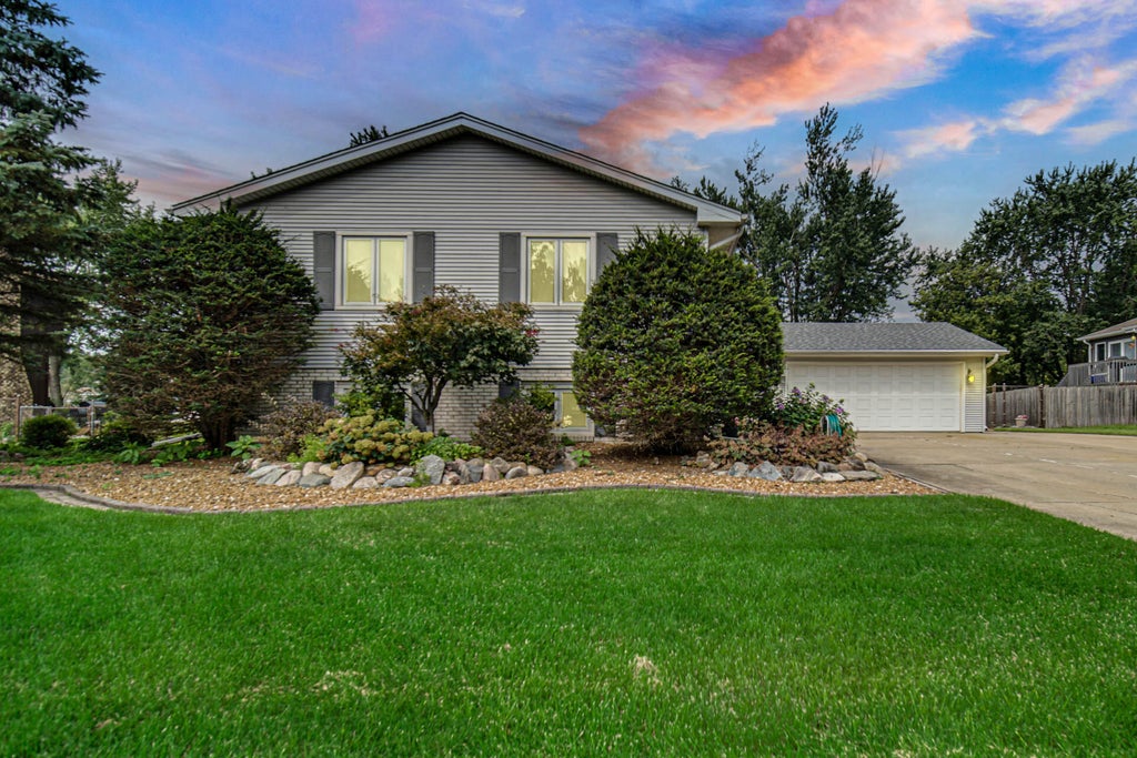 Photo of 9776 W Oakridge Drive, Saint John, IN 46373 (MLS # 844148)