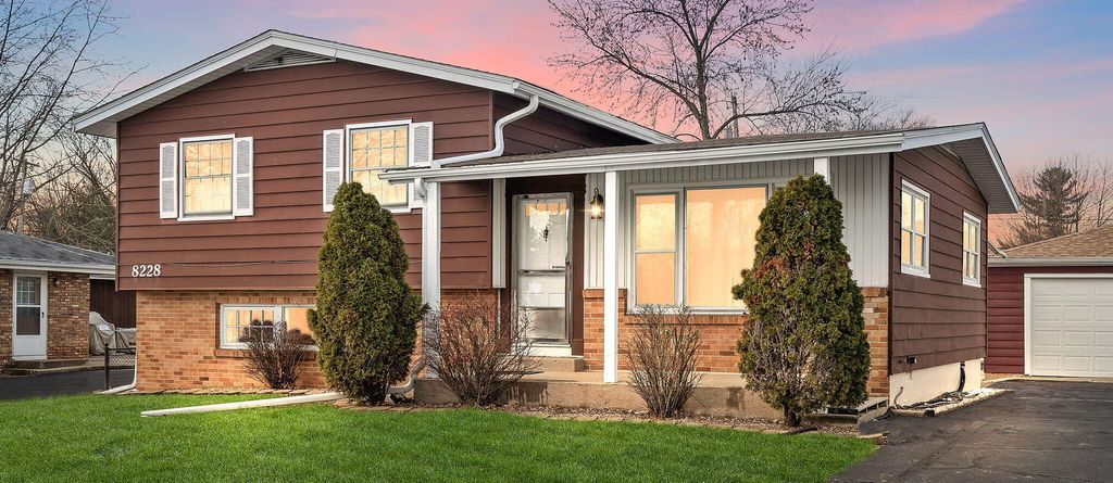 Photo of 8228 Rutledge Street, Merrillville, IN 46410 (MLS # 832009)