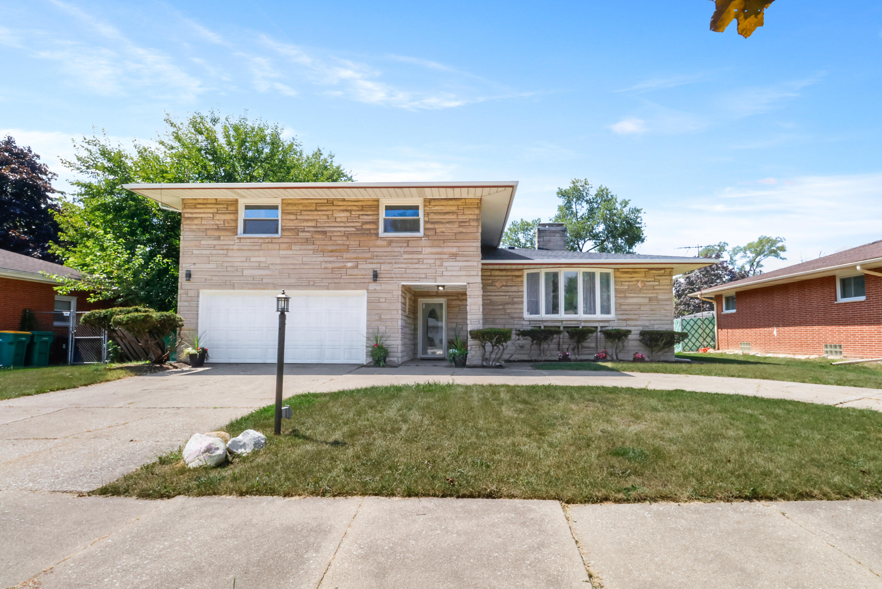 View Merrillville, IN 46410 house