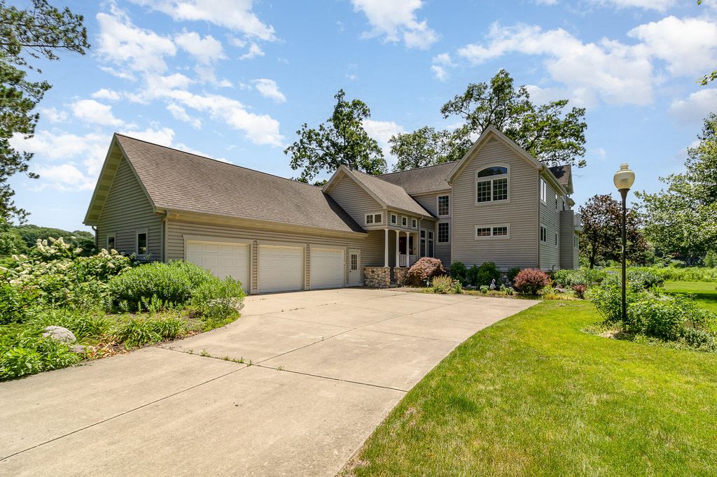 Photo of 74 E 600 N, Valparaiso, IN 46383 (MLS # 821014)