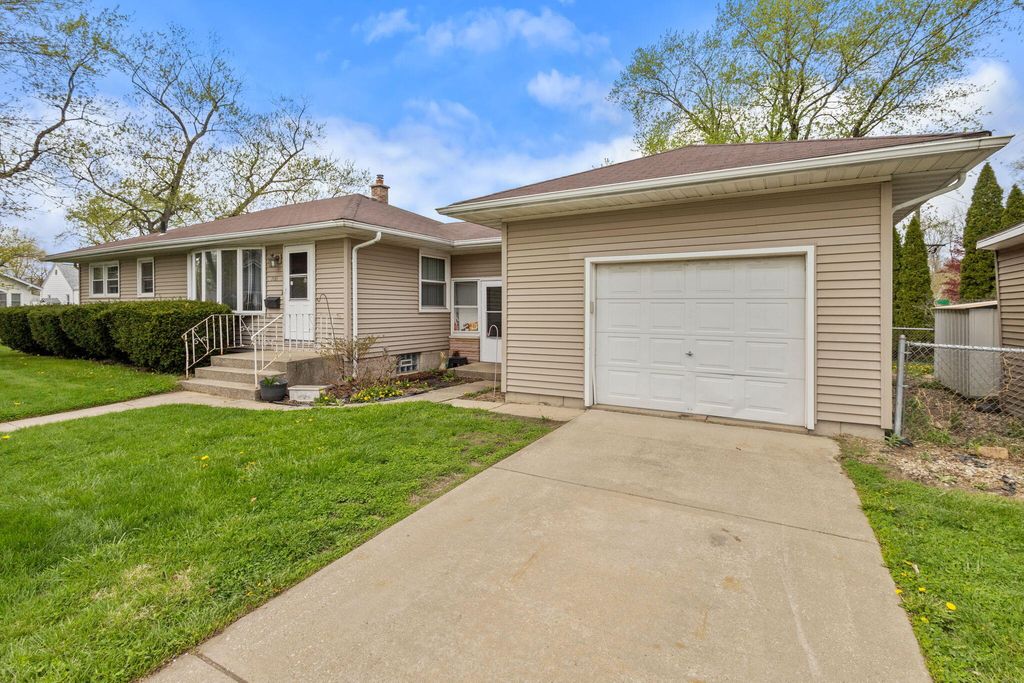 Photo of 700 E 9th Street, Hobart, IN 46342 (MLS # 837785)