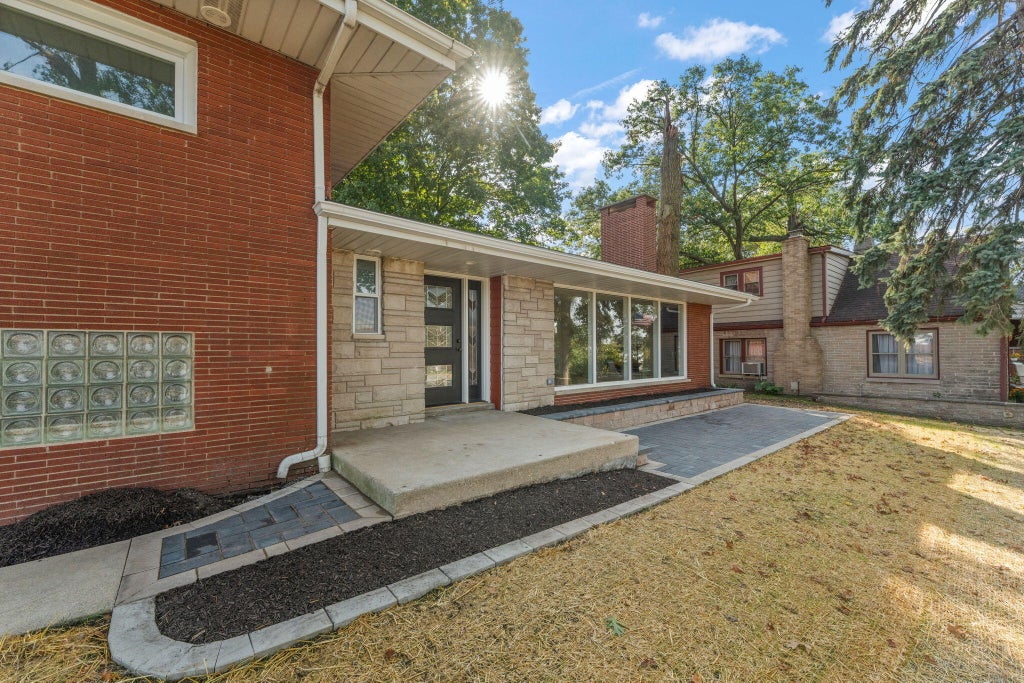 Photo of 3330 Ridge Road, Highland, IN 46322 (MLS # 846653)