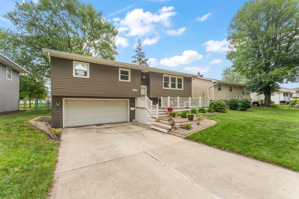 Photo of 9539 Hawthorne Drive, Munster, IN 46321 (MLS # 842773)