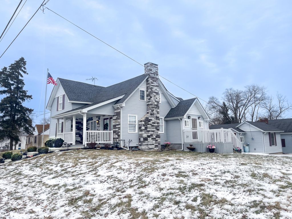 Photo of 509 N Main Street, Hebron, IN 46341 (MLS # 832384)