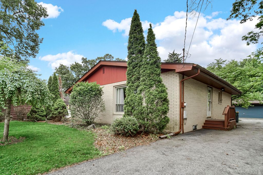 Photo of 1634 Wilson Street, Munster, IN 46321 (MLS # 840914)