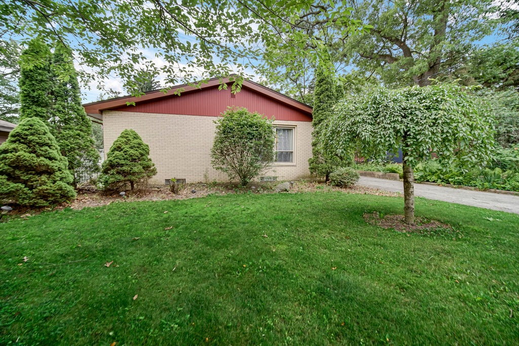 Photo of 1634 Wilson Street, Munster, IN 46321 (MLS # 840914)