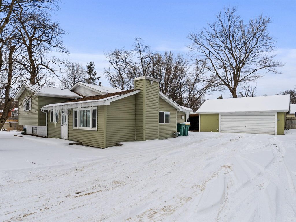 Photo of 1401 Robin Road, Valparaiso, IN 46383 (MLS # 833412)