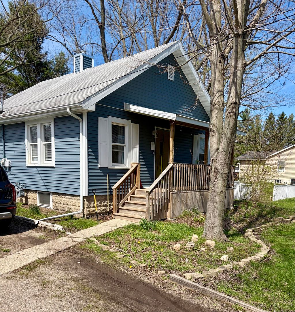Photo of 102 Leeds Avenue, Michigan City, IN 46360 (MLS # 837107)