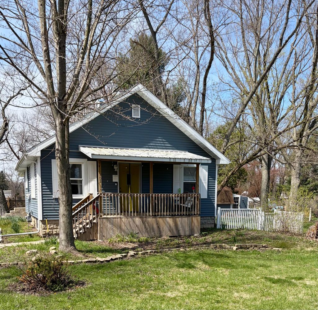 Photo of 102 Leeds Avenue, Michigan City, IN 46360 (MLS # 837107)