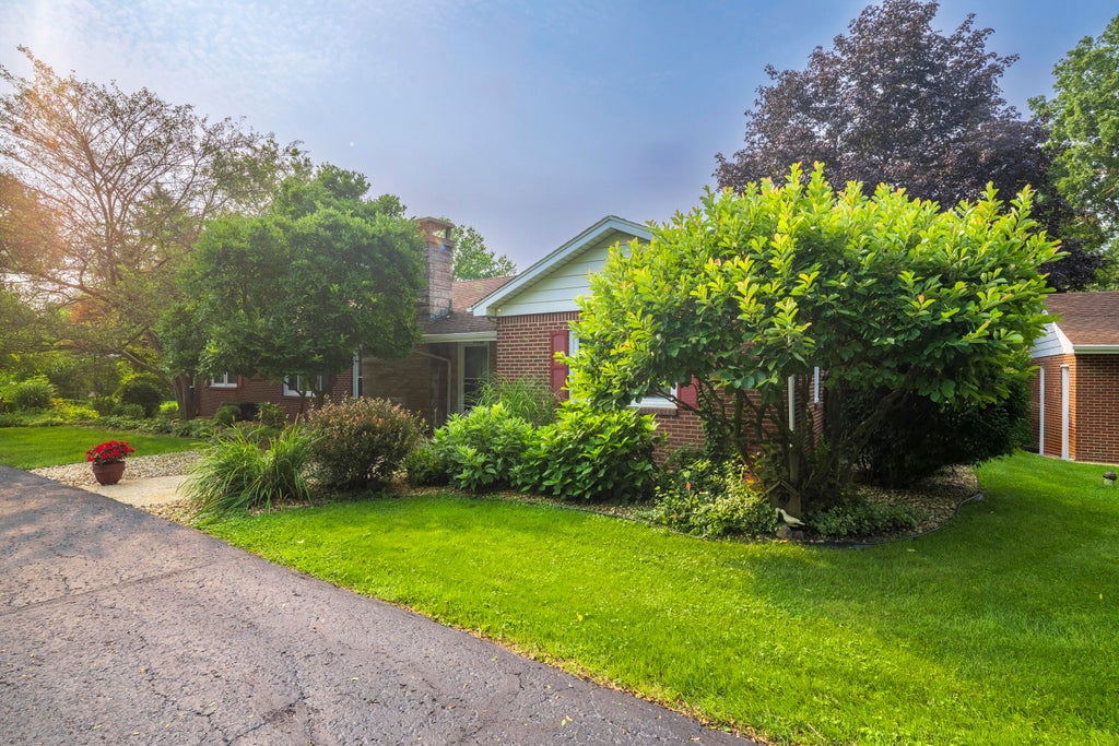 Photo of 676 E Oak Hill RD, Chesterton, IN 46304 (MLS # 843974)