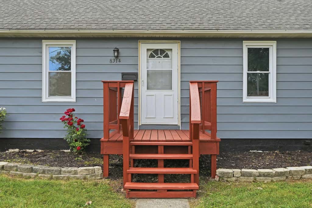 Photo of 8314 Gordon Drive, Highland, IN 46322 (MLS # 842995)