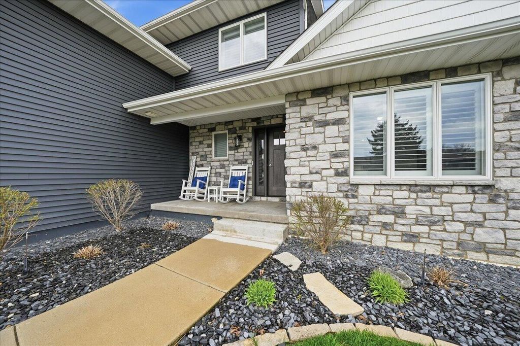 Photo of 2501 E Lakeshore Drive, Crown Point, IN 46307 (MLS # 836885)