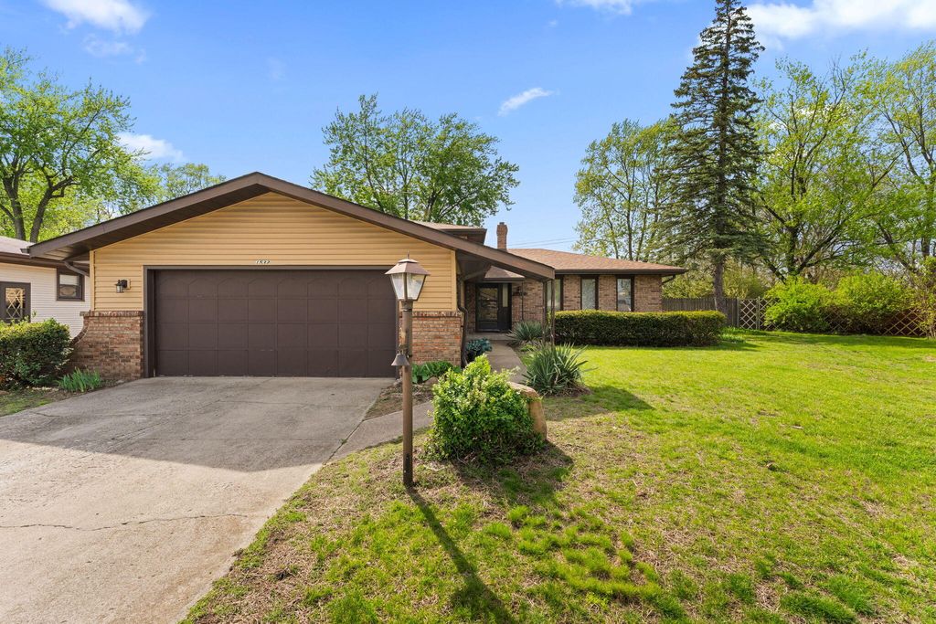 Photo of 1532 N Woodlawn Place, Griffith, IN 46319 (MLS # 837767)