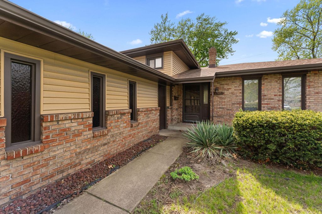 Photo of 1532 N Woodlawn Place, Griffith, IN 46319 (MLS # 837767)