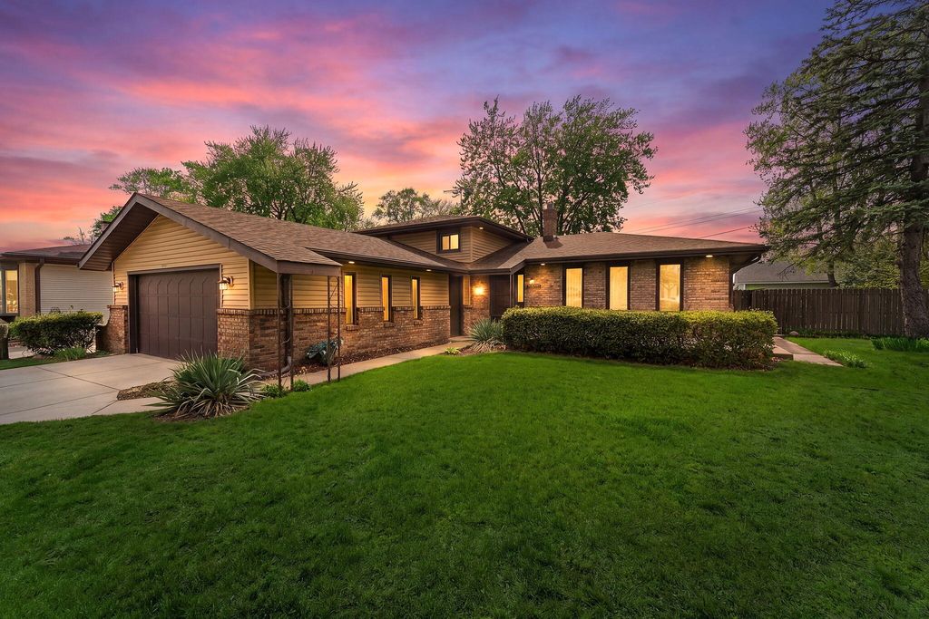 Photo of 1532 N Woodlawn Place, Griffith, IN 46319 (MLS # 837767)