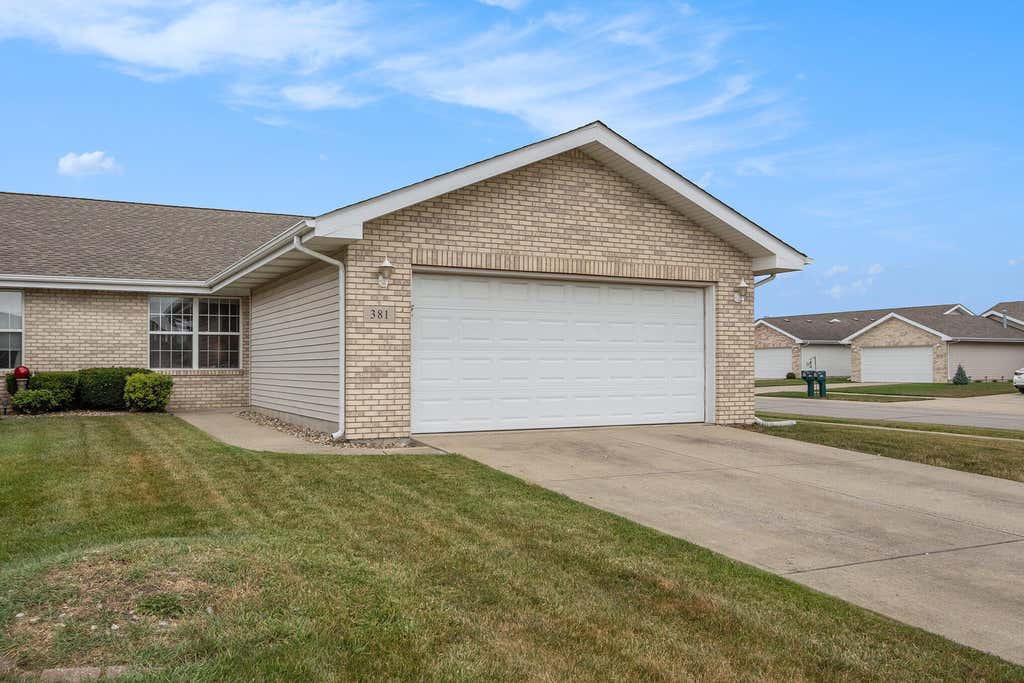 Photo of 381 Golden Oak Drive, Crown Point, IN 46307 (MLS # 842557)
