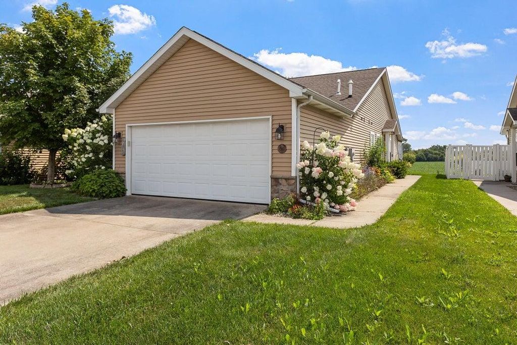 Photo of 10557 Maine Drive, Crown Point, IN 46307 (MLS # 831686)