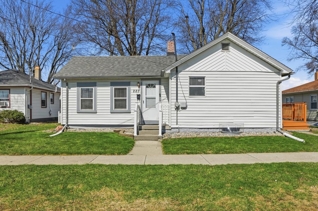 Photo of 223 Illinois Street, Dyer, IN 46311 (MLS # 835840)