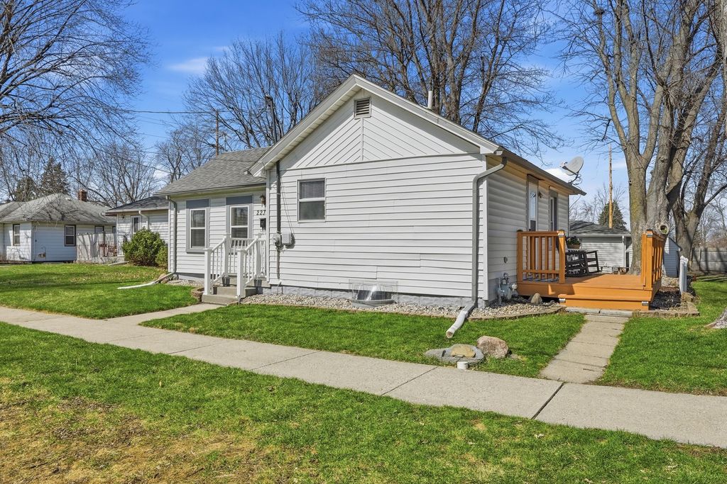 Photo of 223 Illinois Street, Dyer, IN 46311 (MLS # 835840)