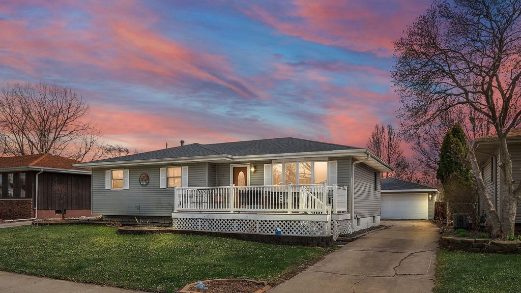 Photo of 811 Polk Avenue, Dyer, IN 46311 (MLS # 836305)