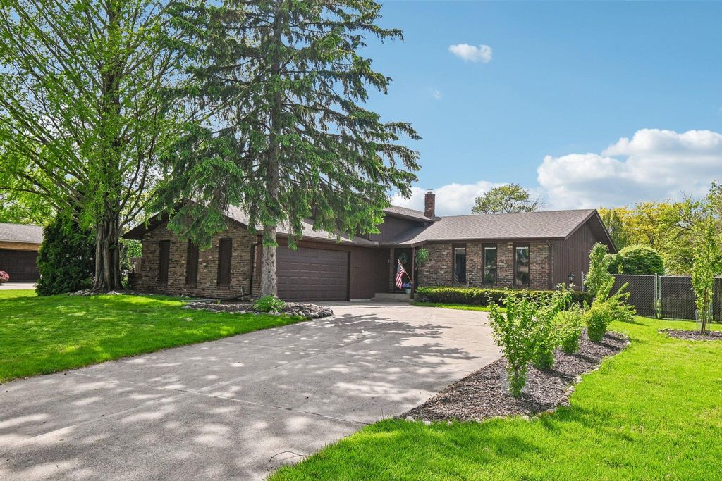 Photo of 9618 Walnut Drive, Munster, IN 46321 (MLS # 838446)