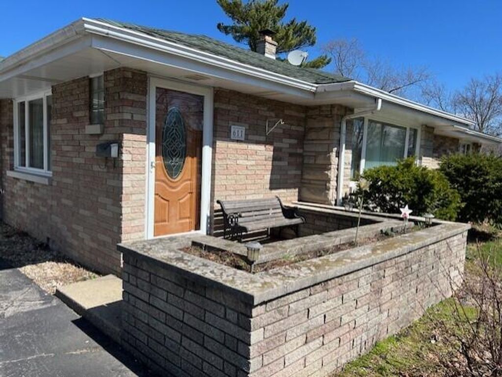 Photo of 611 Broadmoor Avenue, Munster, IN 46321 (MLS # 835995)