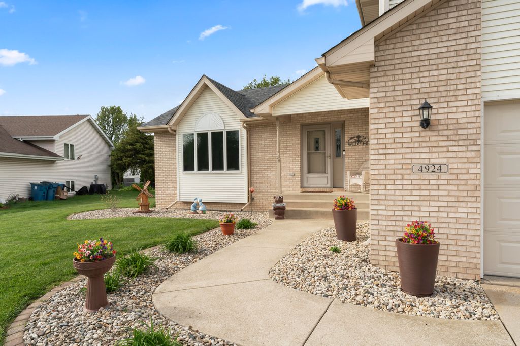 Photo of 4924 Pheasant Court, Schererville, IN 46375 (MLS # 837810)