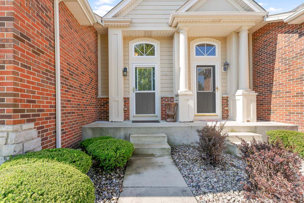 Photo of 9855 Oakwood Court, Saint John, IN 46373 (MLS # 843457)