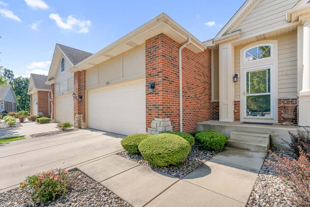 Photo of 9855 Oakwood Court, Saint John, IN 46373 (MLS # 843457)