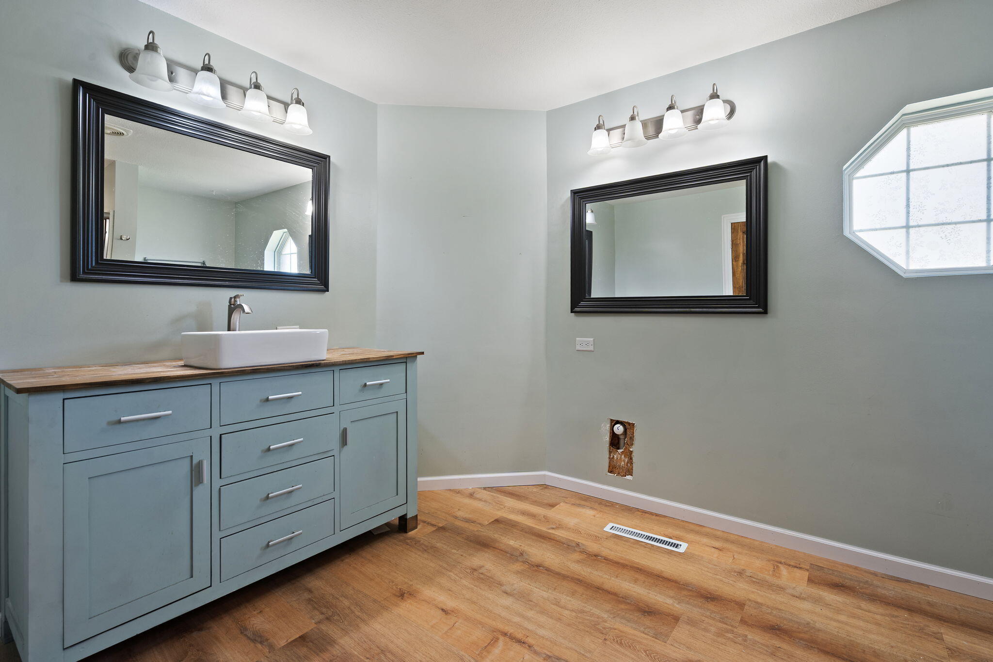 Hebron, Indiana 46341, United States, 3 Bedrooms Bedrooms, ,2 BathroomsBathrooms,Residential,Active,226093