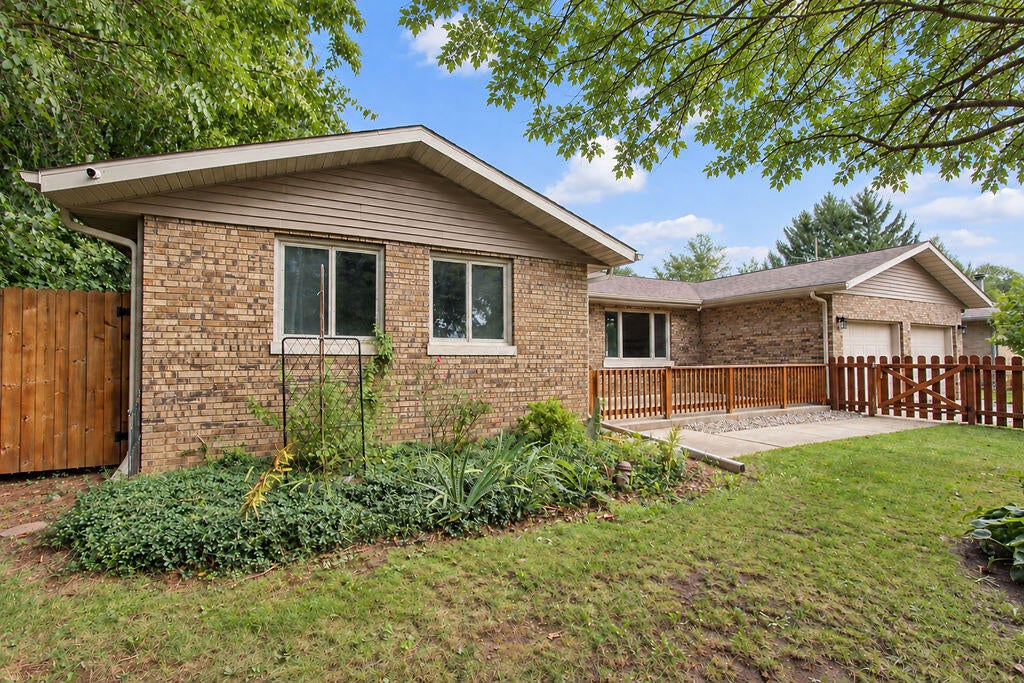 Photo of 955 W 200 N, La Porte, IN 46350 (MLS # 845765)