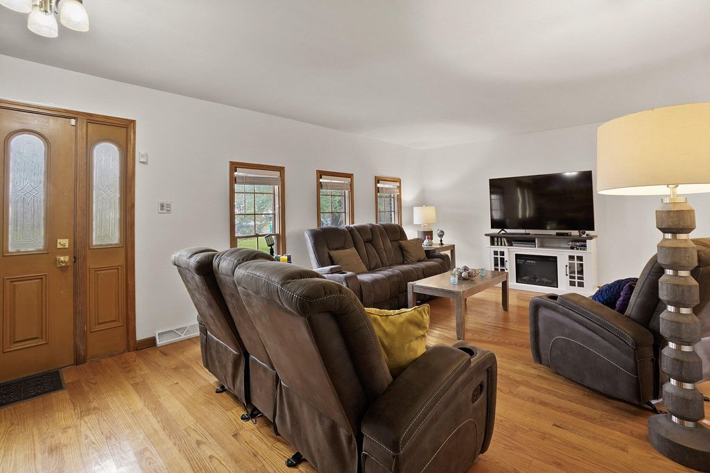Photo of 4101 W 76th Avenue, Merrillville, IN 46410 (MLS # 829370)