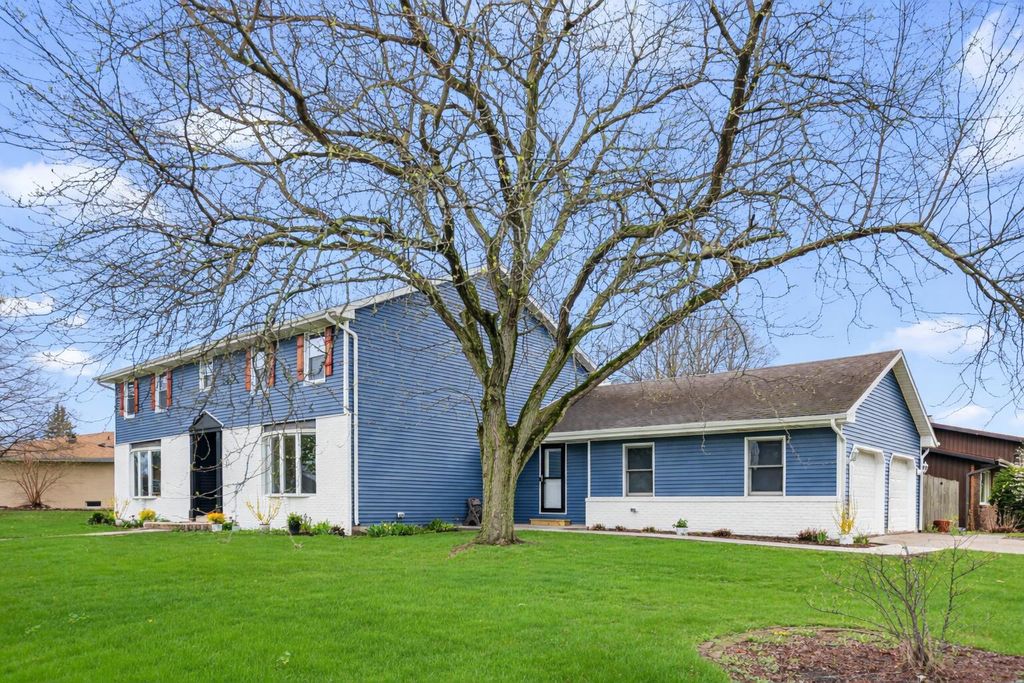 Photo of 701 Trenton Street, Crown Point, IN 46307 (MLS # 837200)