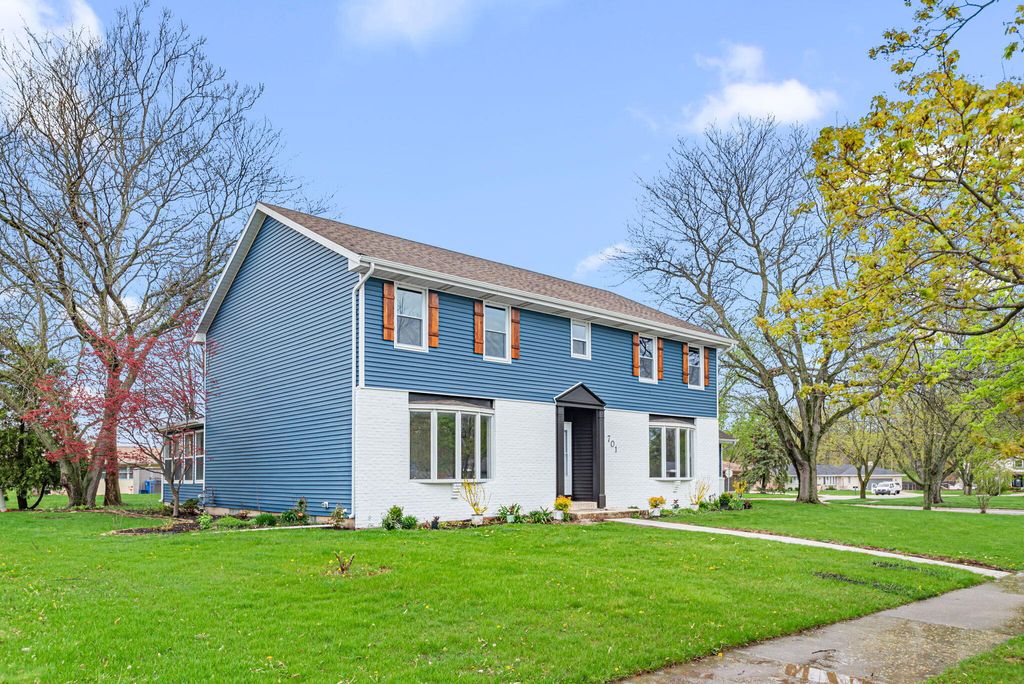 Photo of 701 Trenton Street, Crown Point, IN 46307 (MLS # 837200)