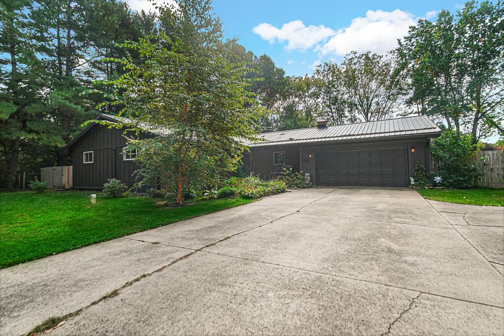 Photo of 242 W Powell Drive, La Porte, IN 46350 (MLS # 829418)
